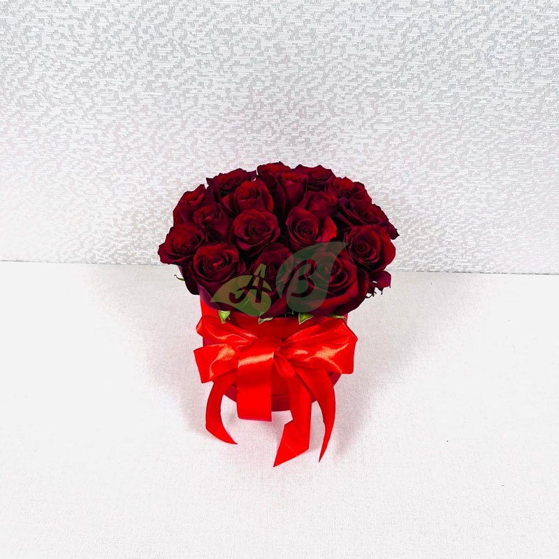 Розы красные в коробке Эквадор