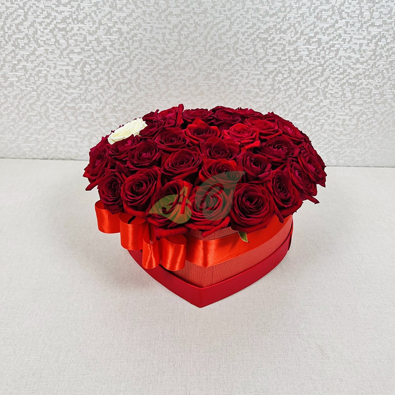 Живые цветы (розы) в коробке